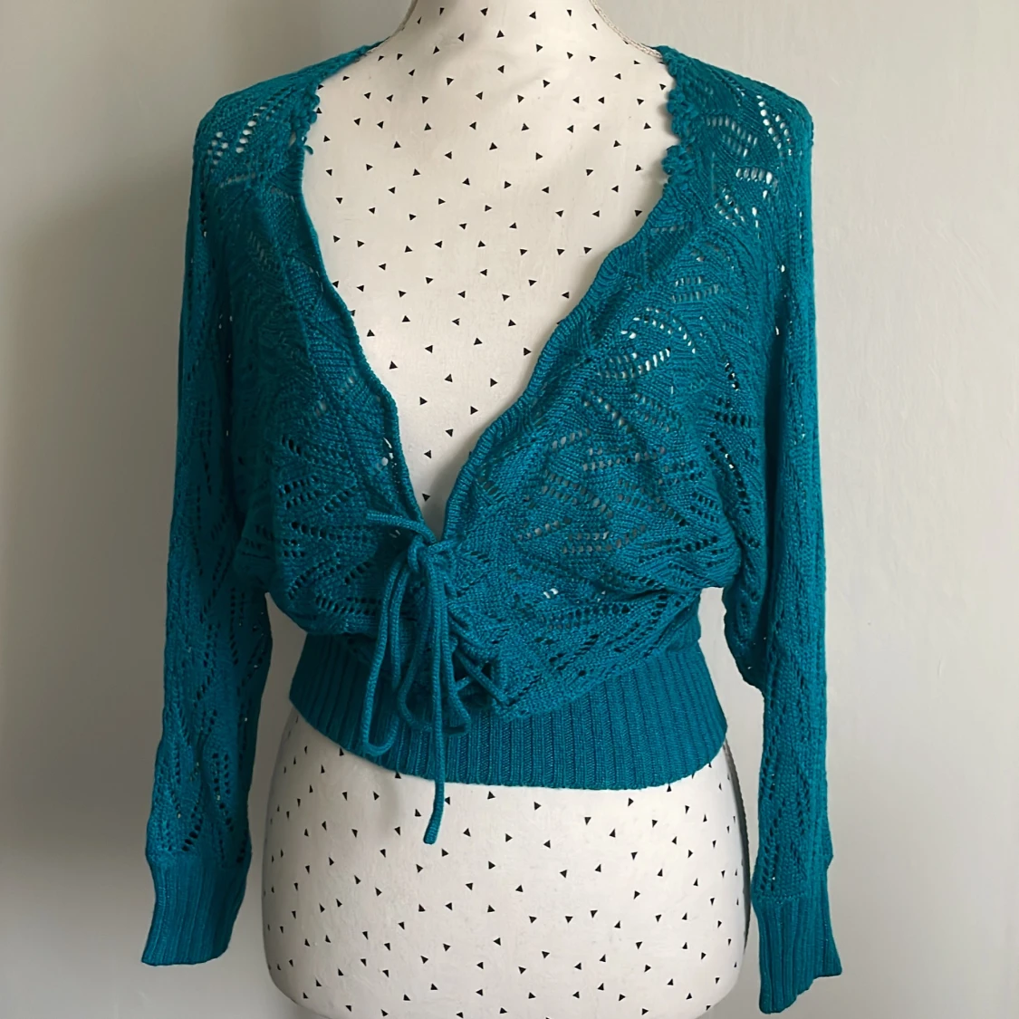 Stickad tröja med snörning  - 90