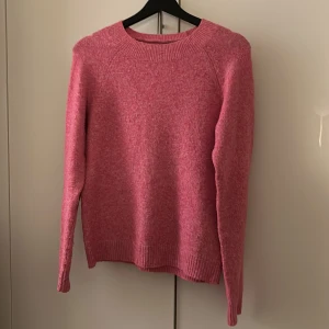 Stickad tröja - Stickad tröja från vero Moda i ganska bra skick den är ganska använd och är lite tunn vid handlederna. Orginalpris 250