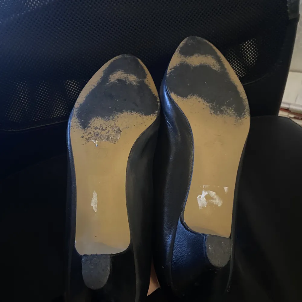 A pair of old vintage pumps with a low heel, around 3cm. Have a few minor flaws but look very cute! The are big in size, around 40-41 in size  . Skor.