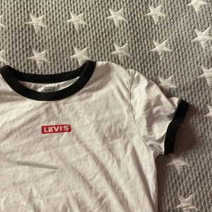 Snygg levi’s t-shit - Hej säljer denna snygga levi’s tröja då den inte kommer till användning ❣️