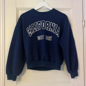 3 crewneck tröjor - Tre jättefina crewneck tröjor som inte kommer till användning längre. Köptes för ca 1 år sedan och är i hyfsat ny kvalité💕