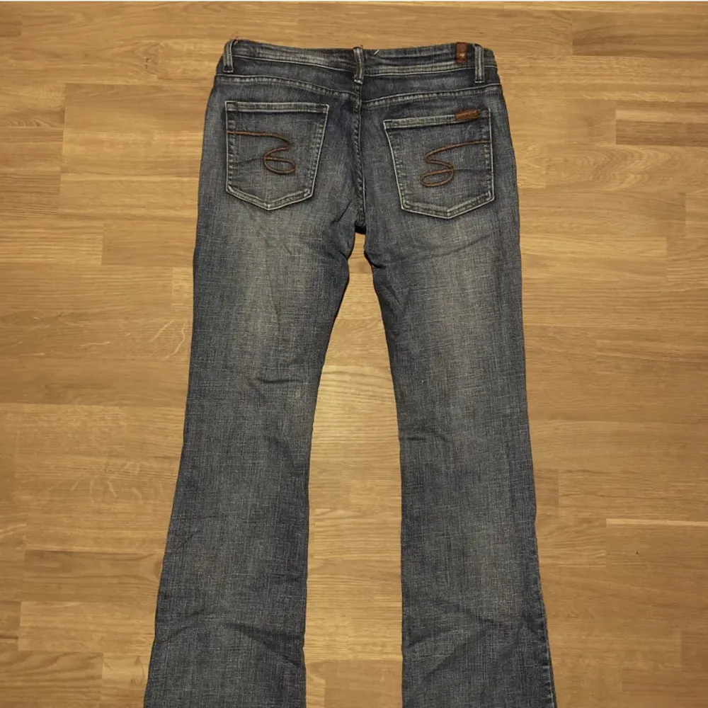 Lågmidjade Jeans köpta secondhand men i väldigt bra skick, aldrig använda eftersom dom tyvärr va förstora💕innerbenslängd ca 79cm och midja ca 44 cm. Jeans & Byxor.