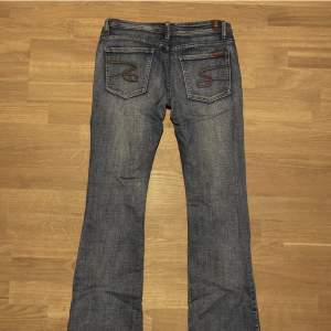 Lågmidjade Jeans köpta secondhand men i väldigt bra skick, aldrig använda eftersom dom tyvärr va förstora💕innerbenslängd ca 79cm och midja ca 44 cm