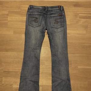 7 for all mankind Jeans - Lågmidjade Jeans köpta secondhand men i väldigt bra skick, aldrig använda eftersom dom tyvärr va förstora💕innerbenslängd ca 79cm och midja ca 44 cm