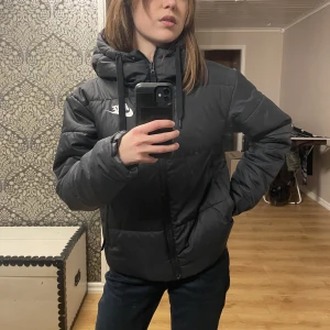 Vinterjacka nike - Säljer denna vinterjacka från nike då den inte kommer till användning länge!❄️Använd men i gott skick och går att vända ut och in för en glansigare look på jackan!❤️❤️