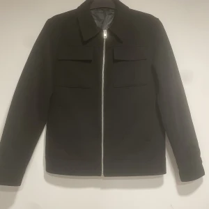 Jack&Jones overshirt/jacka - Den är nastan nyskick och använd bara 2 gånger. säljer denna på grund av att jag köpte en annan jacka så använder knappast den. Den är storlek S men passar M också. Originalpris ligger på 1099kr. Vid fler bilder är det bara att höra av sig