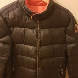 Parajumper Jackson Reversible Down Cadet Blue Jacket - Storlek: M Skick 8/10 Något litet hål på magen och armen som knappast syns annars fint skick.  Nypris: 545$ (Cirka 6000kr) Använd få gånger  Finns QR Scan inget kvitto pga fick den som en gåva. Passar de flesta som är runt 175-180cm varm & skön jacka.