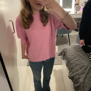 Stickad t-shirt  - En stickad t-shirt från vero Moda som jag säljer eftersom att den inte används så mycket. Den är lite nopprig men annars i bra skick.