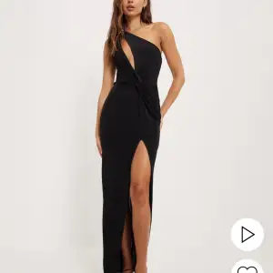 Säljer denna helt oanvända svarta oneshoulder klänning från Nelly. Så sjukt fin, stretchig, superskön och kvalitativt material men säljer för den inte kommit till användning. Passar superbra till sittningar på universitetet eller fest/nyår! Köpt för 750:-