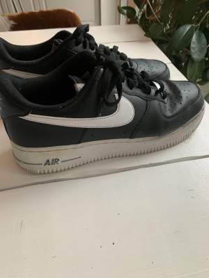 Jättefina sneakers Nike Air , svarta stl. 10;5( 44)