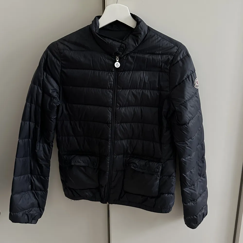 Moncler lans short domen jacket i marinblå.  Stl 14 motsvarar en XS/S. . Jackor.