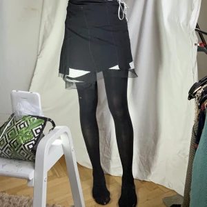 Svartvit omlottkjol - Fin bommul/viskosblandning. Tylldetaljer. Knyts med snören.  Skicka DM vid frågor. ☆．。･