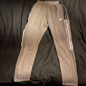 Adidas byxor - Aldrig använda, de är som helt nya. Köpta på zalando för 499kr Storlek:small