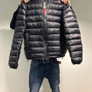 Säljer min Moncler jacka. Jackan är är i bra skick och är i storlek S passar väldigt bra om du är lite över 170. Var inte rädd och ställa frågor.