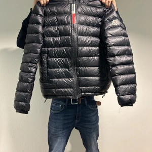 Moncler jacka  - Säljer min Moncler jacka. Jackan är är i bra skick och är i storlek S passar väldigt bra om du är lite över 170. Var inte rädd och ställa frågor.