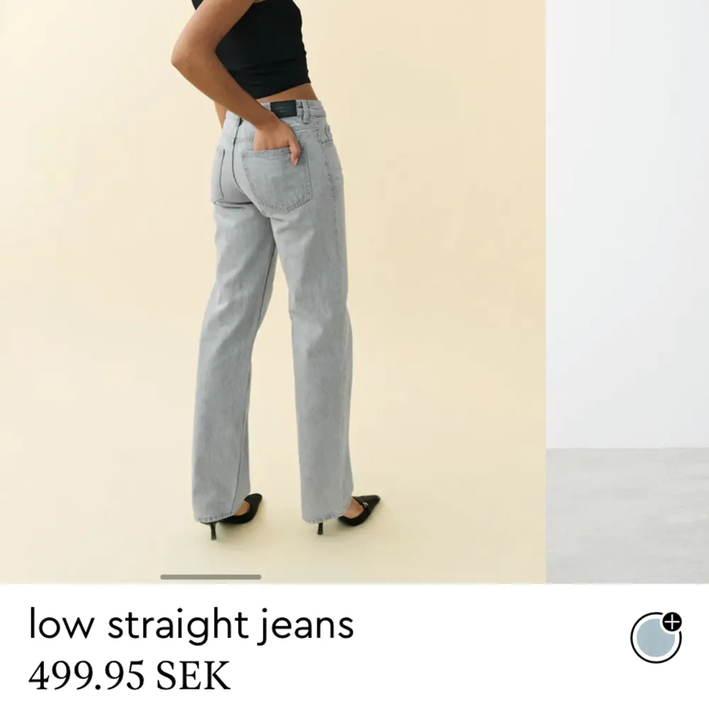Säljer dessa gråa mid waist jeans från Gina tricot i storlek 34!🤍 superfina, och slutsålda på hemsidan . Jeans & Byxor.