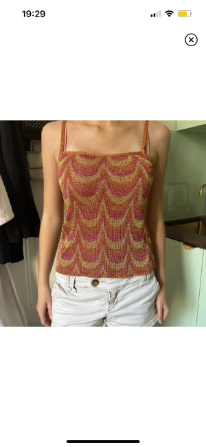 Linne - Säljer detta otroligt fina linne/ fest topp som är glittrig. Den är från mango men köpt på Plick men var för liten för mig tyvärr, passar en xs/s!💕