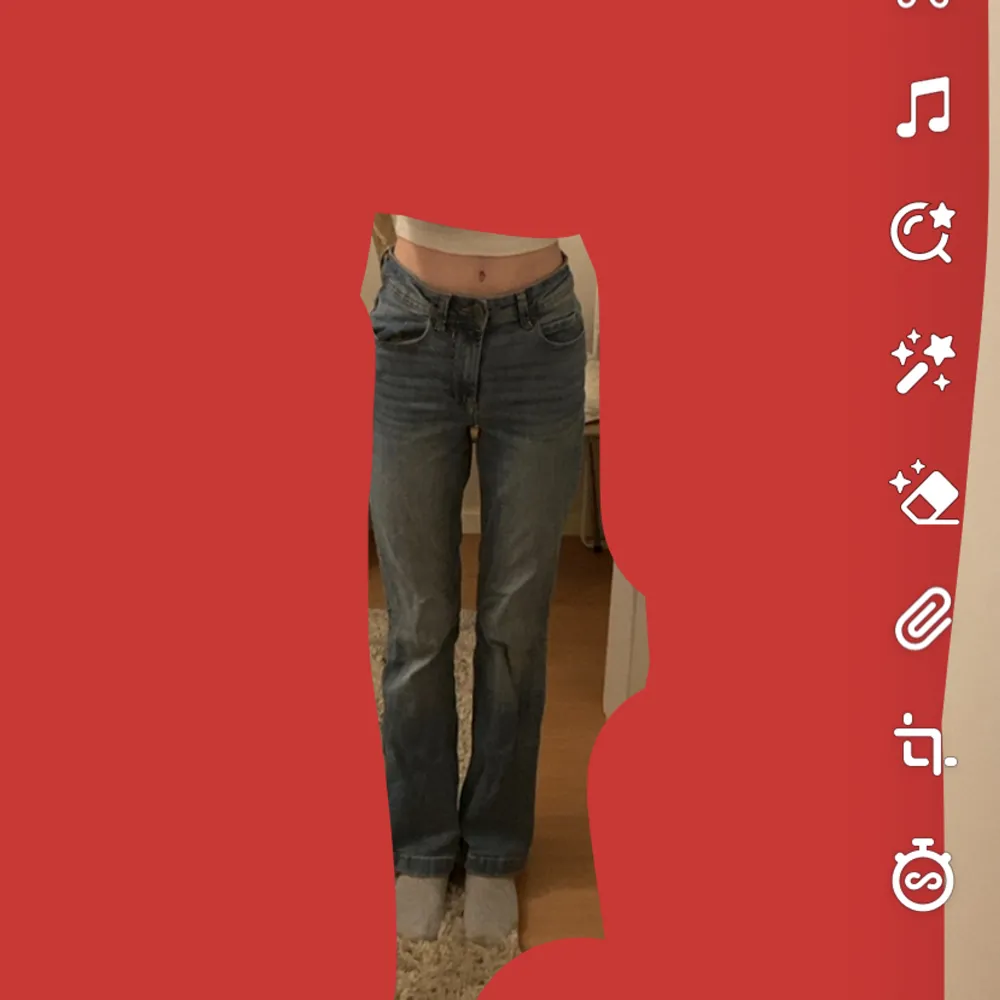 Lowaist/midwaist jeans från Nelly💓💓midjemått rakt över: 30 cm Innerbenslängd: 74 cm. De är bootcut/straight och säljer för de är lite korta för mig som är 160💓hör av dig om du är intresserad!. Jeans & Byxor.