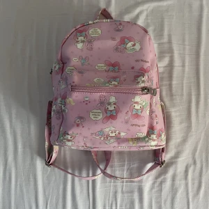 My melody sanrio ryggsäck väska - Skitsöt liten väska köpt för några år sen på kawaii.se! Använd några gånger men i jättebra skick<3 skriv om det är något annars funkar alla betalningsmetoder, kan även mötas upp i Lund! ^_^