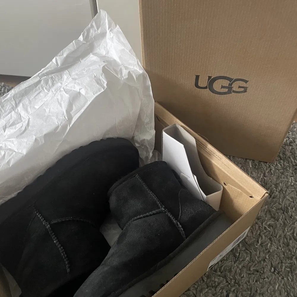 Svarta låga UGG’s. ”W Classic mini II” Stolek 37. Nästan aldrig använda och är i helt nytt skick. Köpta för 2300kr . Skor.