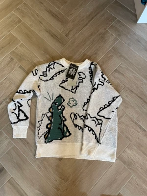 Dino tröja  - En snygg tröja som inte kommit till användning, inga defekter och har prislappen kvar, sitter oversized på mig som är strolek s 🥰