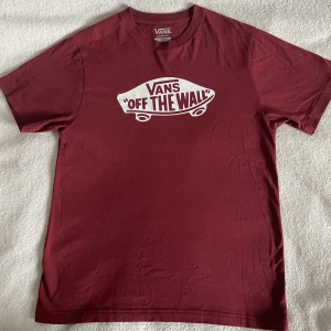 2 Vans T-shirt  - Storlek L (12-14 years).   70kr för en, 120kr för båda. Hör av dig vid frågor:) priset kan diskuteras