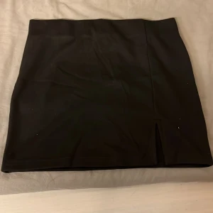 Minikjol - Svart minikjolen som jag aldrig använt då jag insåg att det inte riktigt var min stil. Men superskönt material.