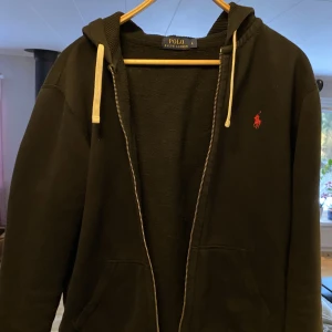 Ralph Lauren zip hoodie - Väldigt fin Ralph lauren zip Hoodie använd fåtal gånger.