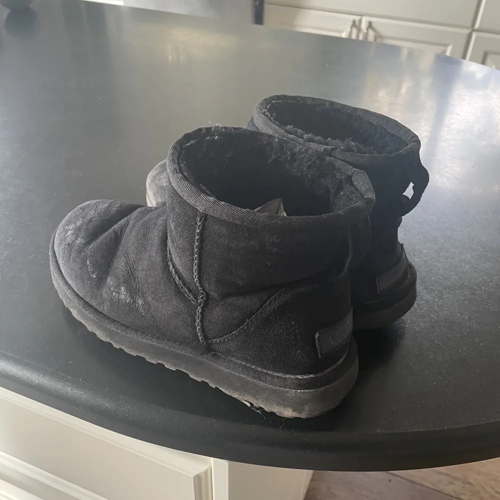 Säljer dessa äkta svarta uggs i storlek 39! Väl använda så defekter förekommer därav de låga priset, nypris ca 2100kr☺️ 400kr+frakt💕. Skor.