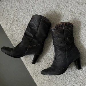 Stövlar - Sälja dessa stövlar, de är köpta secondhand. Har använt en hel del.
