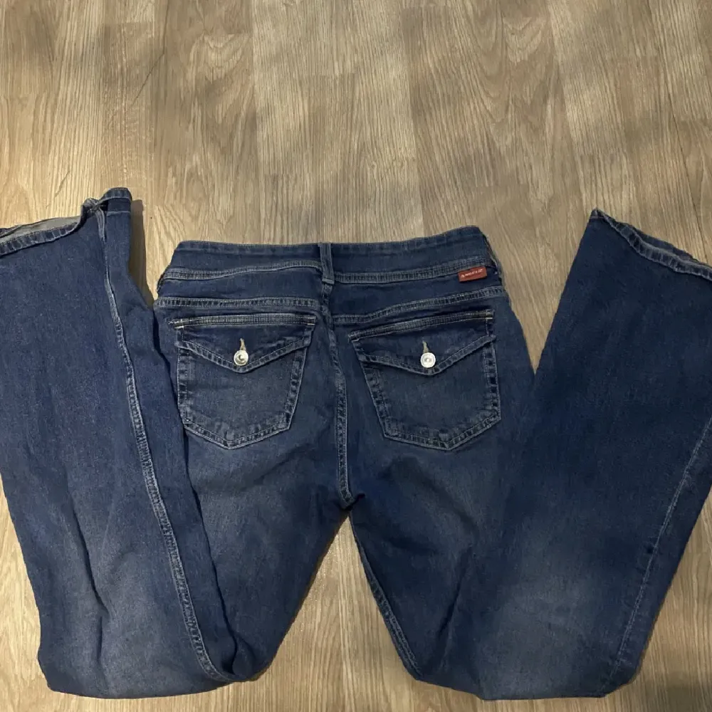 Säljer mina slutsålda lågmidjade jeans med fickor fårn hm. De är i storlek 40 men passar 38 och funkar på 36💗290💗. Jeans & Byxor.