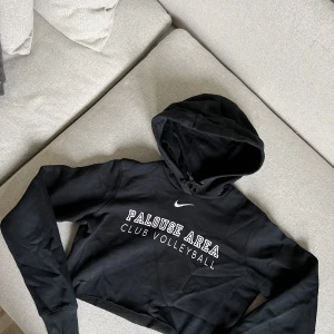 Nike croppad hoodie - Croppad hoodie från Nike, storlek m, passar mig som är s-m, aldrig använd, köpt i usa, mörkt marinblå/nästan svart