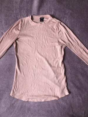 Rosa tajt tröja - En fin ljusrosa tajt tröja. I väldigt bra skick. Från Lindex i storlek S💕