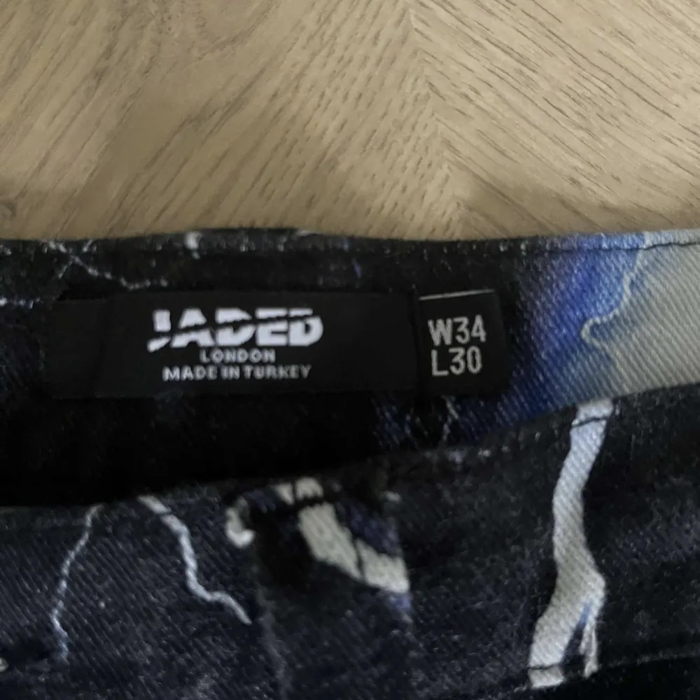 Ett par byxor från Jaded London anvädna cirka 5 gånger, de är lite smutsiga men går bort i tvätten innan man fraktar.. Jeans & Byxor.
