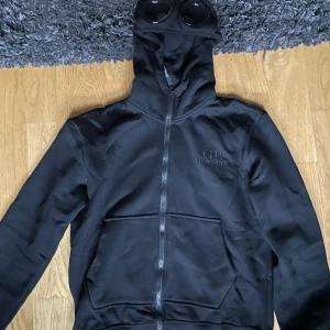 C.P company tröja  - Ny. helt oanvänd Säljes för 400kr  Storlek S Undrar ni något är det bara skriva 