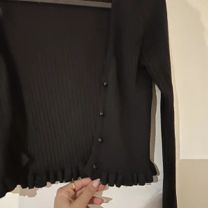 Kofta - Svart kofta sitter tajt. Älskar den här tröjan men den har tyvärr blivit mindre. 