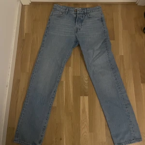 Blåa Jeans - Säljer nu dessa ljusblåa jeans från Jack & Jones. Är använda en gång, gillar inte hur dom sitter på mig därför säljer jag de. Storlek 28:32 så de passar dig som är ca 175-180 cm. Tveka inte på att höra av dig för mer info.