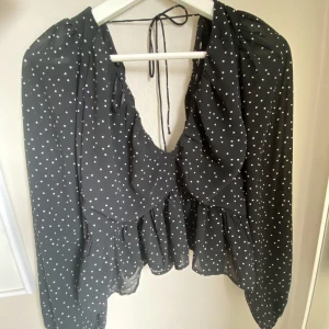 Prickig blus - Prickig blus från H&M. Använd en gång. *Köparen står för frakt