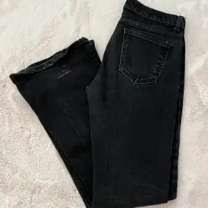 Säljer ett par bootcut jeans från Zara. Modellen är mid/low i midjan. De är i strl 36 och är i fint skick💓