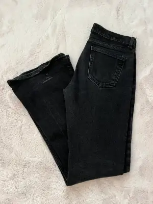 Säljer ett par bootcut jeans från Zara. Modellen är mid/low i midjan. De är i strl 36 och är i fint skick💓