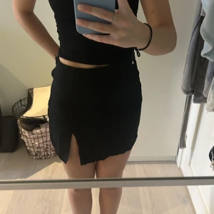 Svart kort kjol - Fin kjol från hm! Säljer den då den är för stor för mig❤️ Inga defekter, storlek 40❤️ jag är 1,68 cm lång!