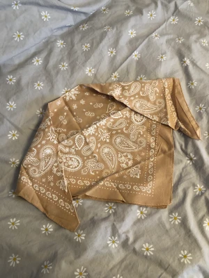 Beige bandana  - Säljer den då jag aldrig använt den lol. 55x55cm. Light weight.