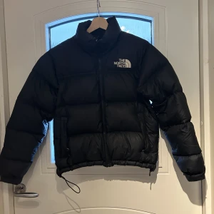The north face jacka  - Mycket fint skick men en pytteliten repa på vänster sida 