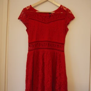 Julklänning - Fin modell med spetsdetaljer. Säljes då jag har vuxit ur den.