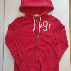 Söt zip up - Jättefin röd zip up som jag köpt på sellpy men som jag inte får användning av längre! Fint skick och verkligen så fin passform💗 bara att skriva vid frågor eller funderingar👍