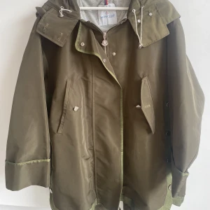 Moncler jacka  - Säljer en äkta Moncler jacka storek M Skriv vid intresse!