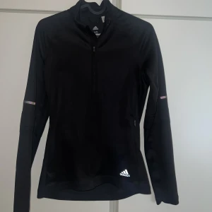 Adidas träningströja  - Figursydd träningströja/jacka från Adidas.