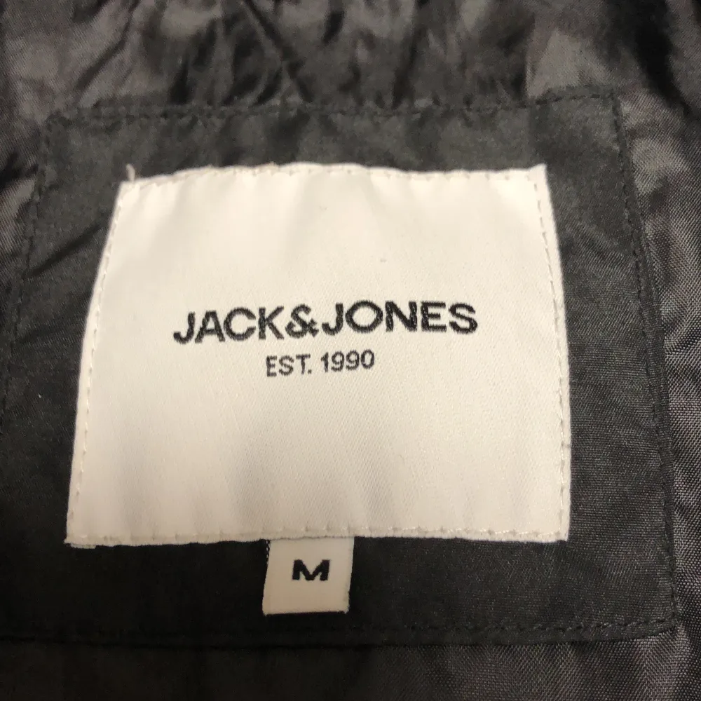 Köpte den här jackan i Jack&Jones och den kan användas både under hösten och vintern då den är riktigt varm . Jackor.