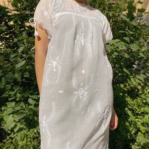 Vintage Mexican Nightgown - Vintage Dreamy Embroidered House Dress.  Romantic Cottage Core Style  Handcrafted with Tie Sleeves & Floral Embroidery. One tassel missing, not noticeable when worn  Model is 160cm (5”3) and generally fits XS/S. Very Good Condition.  100% Cotton