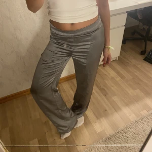 Ginatricot byxor  - Säljer mina otroliga sköna och festliga byxor från Gina tricot! Använd en gång💓